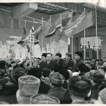 Митинг на ГЭС в честь 20-летия Сталинградской битвы. Зажжен факел от искры Волжской ГЭС.